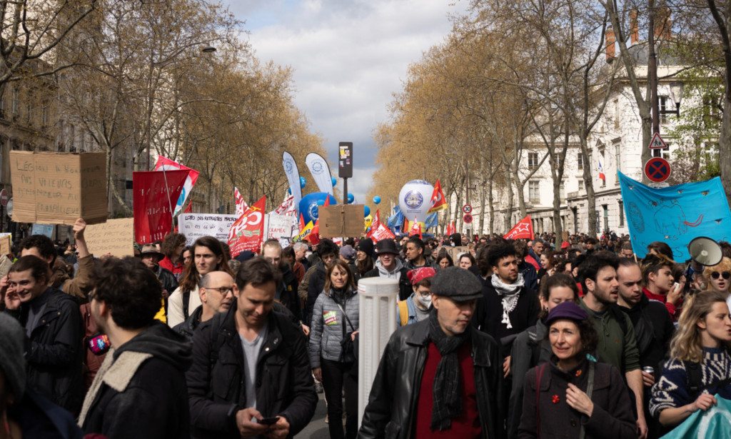 Retraites : près de 2 millions de manifestants, selon les syndicats, 570 000, selon l'Intérieur