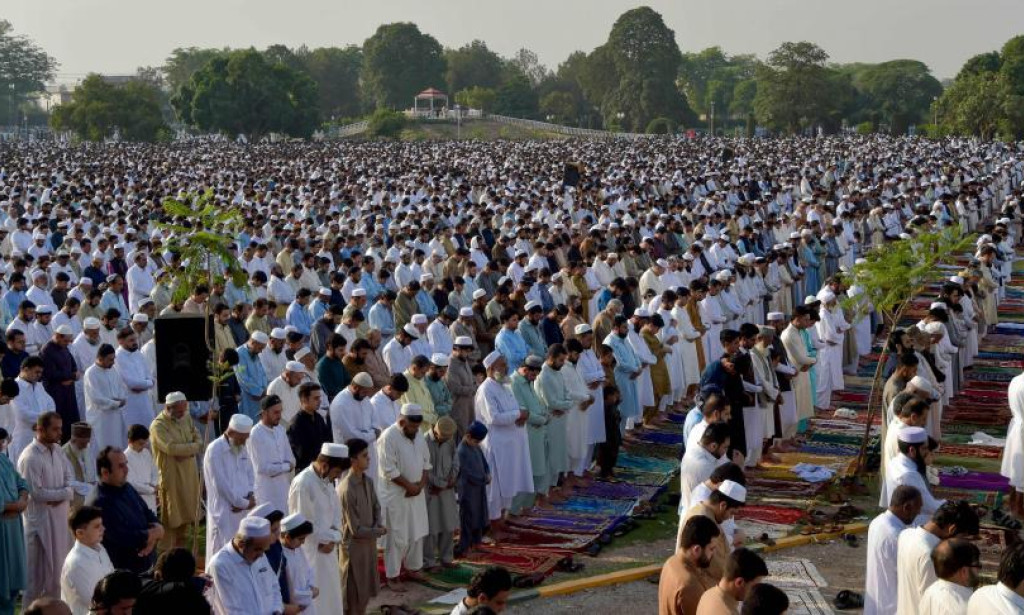 plus de 15000 musulmans réunis à Montpellier pour célébrer la fin du ramadan