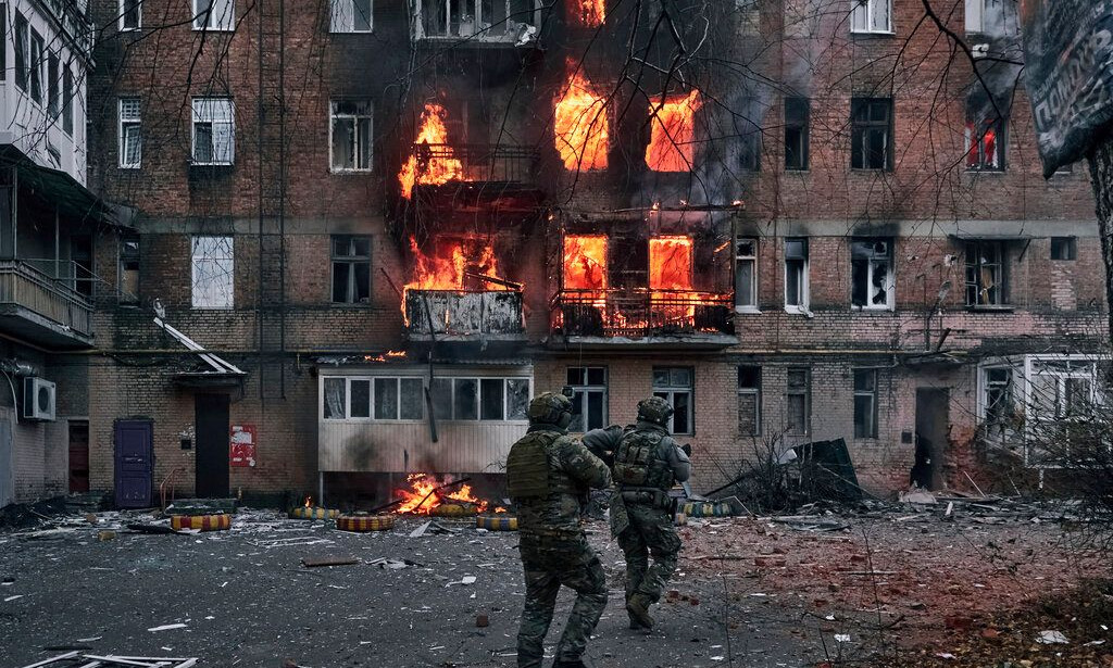 Donetsk : des véhicules endommagés, des fenêtres brisées et un hôpital touché après un bombardement