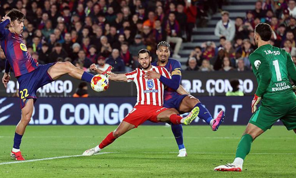 Atlético – Barça : un carton rouge annulé après VAR déclenche une vive polémique